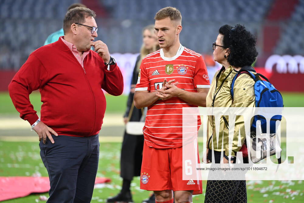 Joshua KIMMICH Bayern Muenchen with parents, father Berthold and mother Anja after award ceremony, soccer 1 Bundesliga season 2021 2022, 33 matchday, matchday33 FC Bayern Muenchen VFB Stuttgart 2 2 on 08 05 2022, A L L I A N Z A R E N A Muenchen
