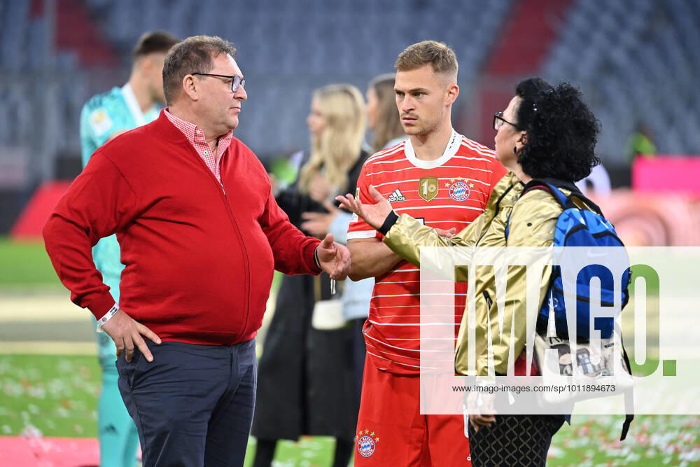 Joshua KIMMICH Bayern Muenchen with parents, father Berthold and mother Anja after award ceremony, soccer 1 Bundesliga season 2021 2022, 33 matchday, matchday33 FC Bayern Muenchen VFB Stuttgart 2 2 on 08 05 2022, A L L I A N Z A R E N A Muenchen