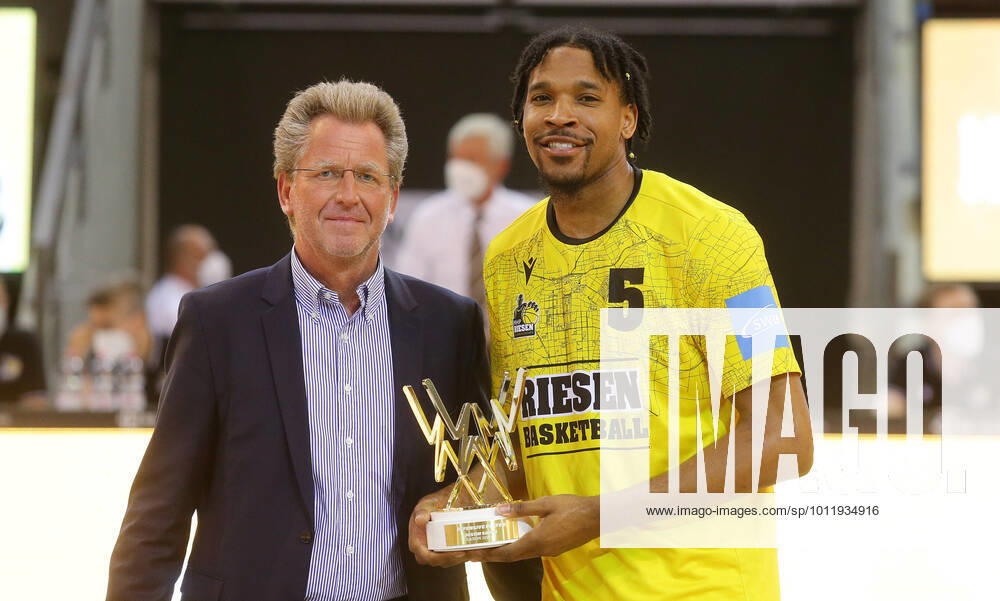 Ludwigsburg , Basketball easycredit BBL Bundesliga MHP Riesen Ludwigsburg vs MLP Academics Heidelberg , from left Stfean Holz BBL Justin Simon Riesen , Award as betser Defense Player of the Season