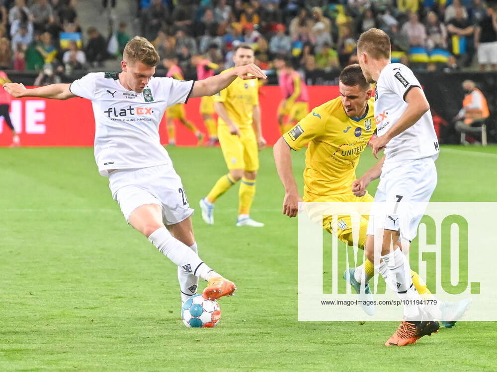 Mathias Ginter Borussia Moenchengladbach, 28 , Artem Biesiedin national team Ukraine, 11 and Patrick Herrmann Borussia Moenchengladbach, 07 Borussia Moenchengladbach vs national team Ukraine, football, charity match, test match, season 2021 2022, 11 05 2022 DFB DFL Regulations prohibit any use of Photographs as image sequences and or quasi video Borussia Moenchengladbach vs Nationalmannschaft Ukraine, Fussball, Benefizspiel, Testspiel, Saison 2021 2022, 11 05 2022 Moenchengladbach