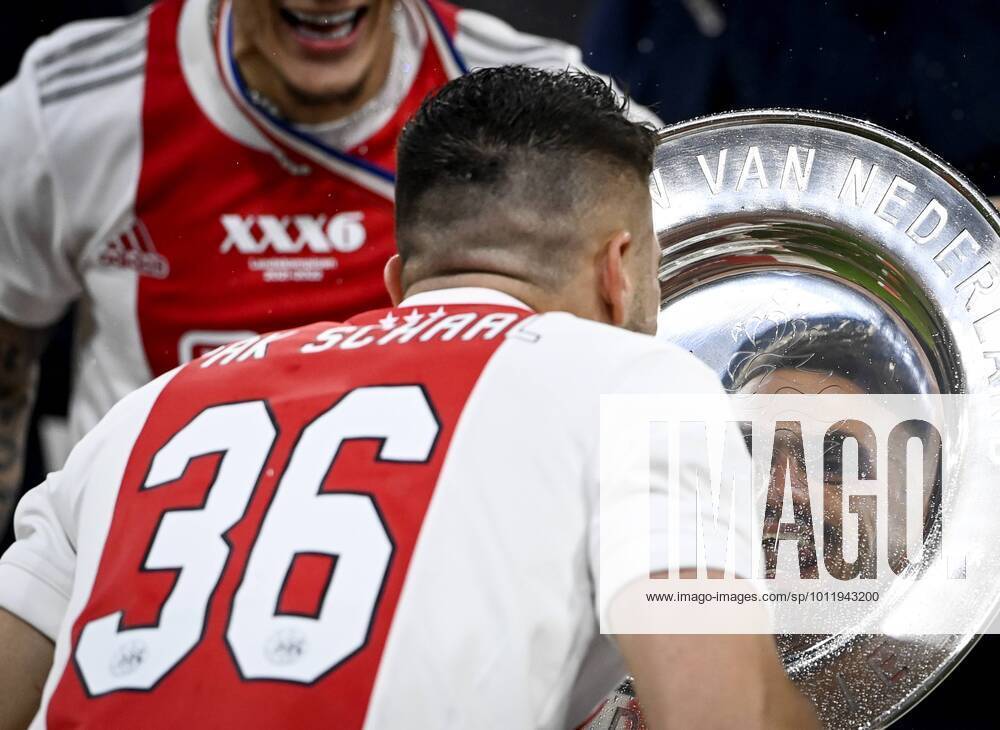 AMSTERDAM Dusan Tadic of Ajax with the bowl of the national championship after the Dutch Eredivisie match between Ajax Amsterdam and sc Heerenveen at the Johan Cruijff ArenA on May 11, 2022 in Amsterdam, Netherlands ANP OLAF KRAAK Dutch Eredivisie 2021 2022 ANPxSportx IVx 448407113 originalFilename: 448407113