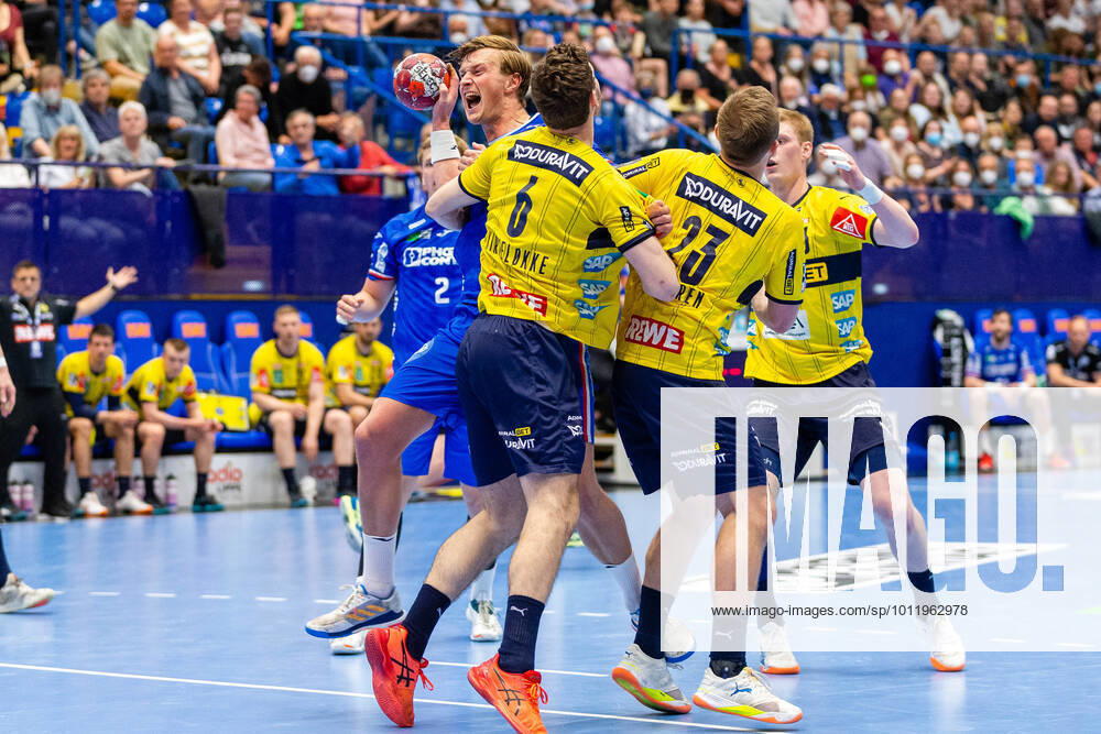 V l Jonathan Carlsbogard TBV Lemgo Lippe 9 , Niclas Kirkelokke Rhein Neckar Loewen 6 , Albin Lagergren Rhein Neckar Loewen 23 , Kristjan Horzen Rhein Neckar Loewen 27 TBV Lemgo Lippe vs Rhein Neckar Loewen, Handball, 1 Bundesliga, 30 Matchday, 12 05 2022 Lemgo