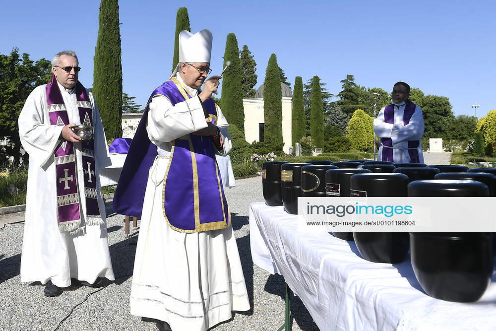 Blessing of the cinerary urns of Covid victims Brescia, Italy, the bishop of Brescia Pierantonio Tremolada blessing the urns of Covid victims Brescia Italy - ZUMAb205 20200526_zip_b205_016