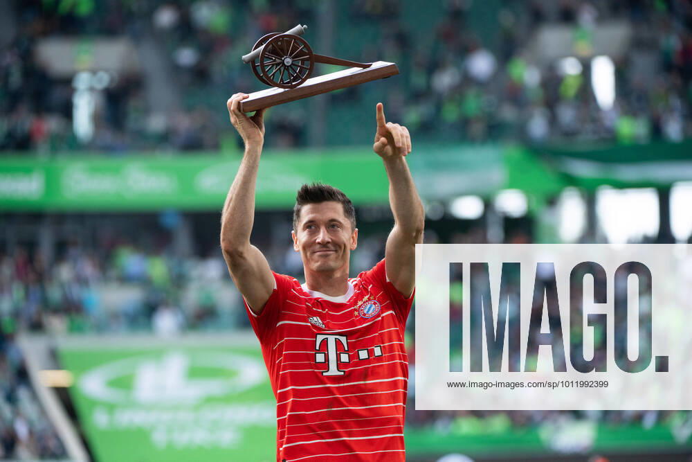 Robert Lewandowski FC Bayern Muenchen 9 gets the Kicker Torjaegerkanone, celebrates and says goodbye to the fans, VfL Wolfsburg vs FC Bayern Muenchen, 1 Fussball Bundesliga, 34 Spieltag, Spielzeit 2021 2022, 14 05 2022 DFB DFL regulations prohibit any use of photographs as image sequences and or quasi video VfL Wolfsburg vs FC Bayern Muenchen, 1 Fussball Bundesliga, 34 Spieltag, Spielzeit 2021 2022