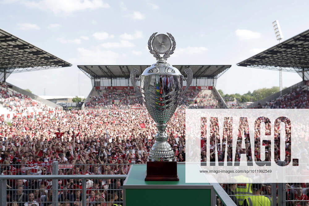 38 Matchday 21 22 Football Regionalliga West Rot Weiss Essen Rot Weiss Ahlen on 14 05 2022 at the stadium at Hafenstrasse in Essen Jubilation at Rot Weiss Essen about the promotion to League 3