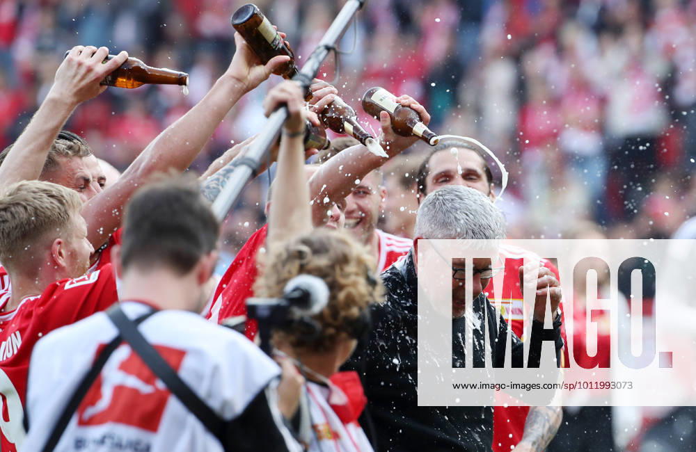 Beer shower for coach Urs Fischer, Union team celebrates participation Europa League joy emotion jubilation after the end of the game Sports Football Soccer 1 Bundesliga men DFL season 2021 2022 14 05 2022 1 FC Union Berlin FCU vs VfL Bochum DFL regulations prohibit any use of photographs as image sequences and or quasi video