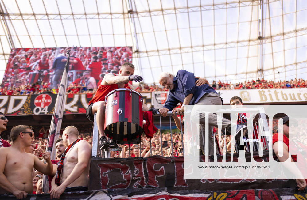 Farewell Managing Director Rudi Völler Leverkusen climbs into the fan block Bayer Leverkusen SC Freiburg 14 05 2022, football season 2021 22 Photo Moritz Müller