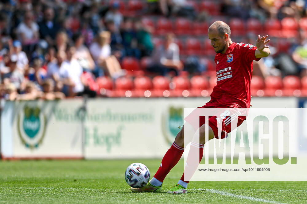 Manuel Stiefler Unterhaching, 8 on the ball, crop, single image, action, 14 05 2022, Unterhaching Germany , football, Regionalliga Bayern, SpVgg Unterhaching TSV Rain am Lech