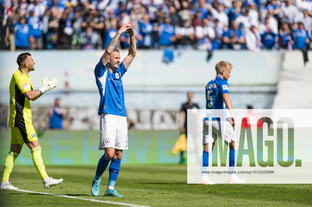 Rostock, Germany 15 May 2022 2 BL 2021 2022 FC Hansa Rostock vs Hamburger SV 2 v li 1 v li Nico Neidhart Hansa Rostock cheers with his teammates after scoring the 1 0 goal, DFB regulations prohibit any use of photographs as image sequences and or quasi video Ostseestadion Mecklenburg Vorpommern