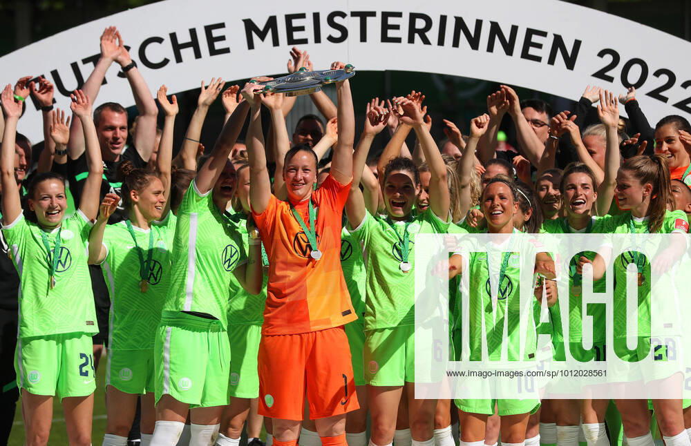 VfL vs Leverkusen, BL women Wolfsburg, 15 05 2022, FOOTBALL VfL Wolfsburg vs Bayer 04 Leverkusen, Flyeralarm Womens Bundesliga, season 2021 22 VfL Wolfsburg women are German Football Champion 2022, cheer with the championship trophy 2022 Wolfsburg
