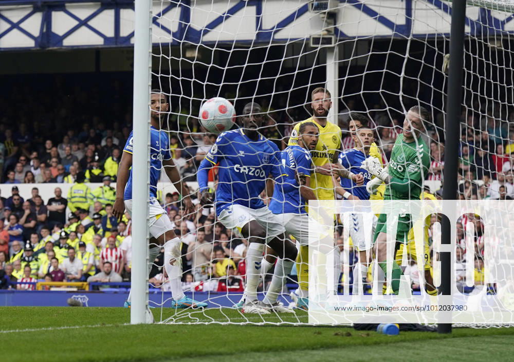 Liverpool, England, 15th May 2022. Jordan Pickford of Everton (R) can only watch as Yoane Wissa of Brentford (not in pic) scores the second goal during the Premier League match at Goodison Park, Liverpool. Picture credit should read: Andrew Yates Sportimage . SPI-1699-0025