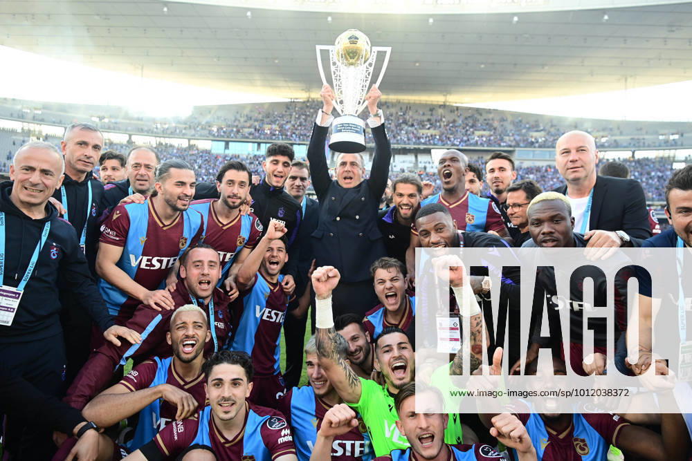 KW19 Trabzonspor players and Coach Abdullah Avci posed with the championship trophy after the Turkish Super League football match between Trabzonspor and Altay at Ataturk Olympic Stadium in Istanbul, Turkey , on May 15, 2022. ( Photo : Seskimphoto )