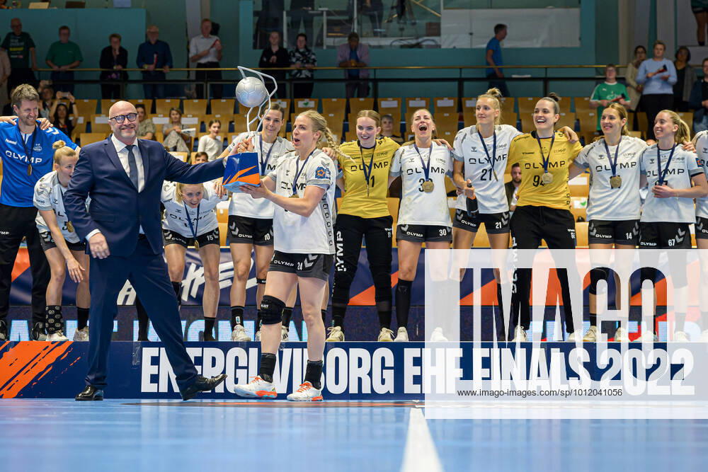 Viborg, Denmark 14 May 2022 Handball EHF EL Final 4 21 22 Final Viborg HK vs SG BBM Bietigheim Danick Snelder Bietigheim receives the trophy Viborg Vibocold Arena Denmark