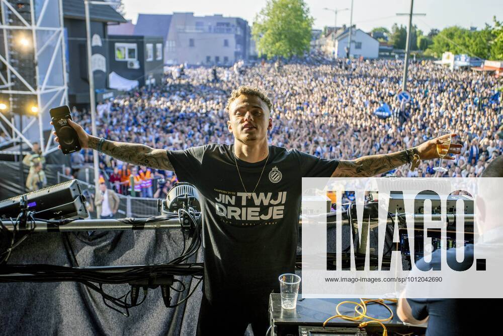 KW19 BRUGGE, BELGIUM - MAY 13 : fans and players of Club Brugge celebrate winning the Jupiler Pro League title 2021 - 2022 at the Jan Breydel stadion. The 18th time in the history of the club, that they win the League title. On May 13, 2022 in Brugge, Belgium, 13 05 2022 ( Club Brugge winning the Jupiler Pro League title 2022 Brugge PhotoNews Panoramic