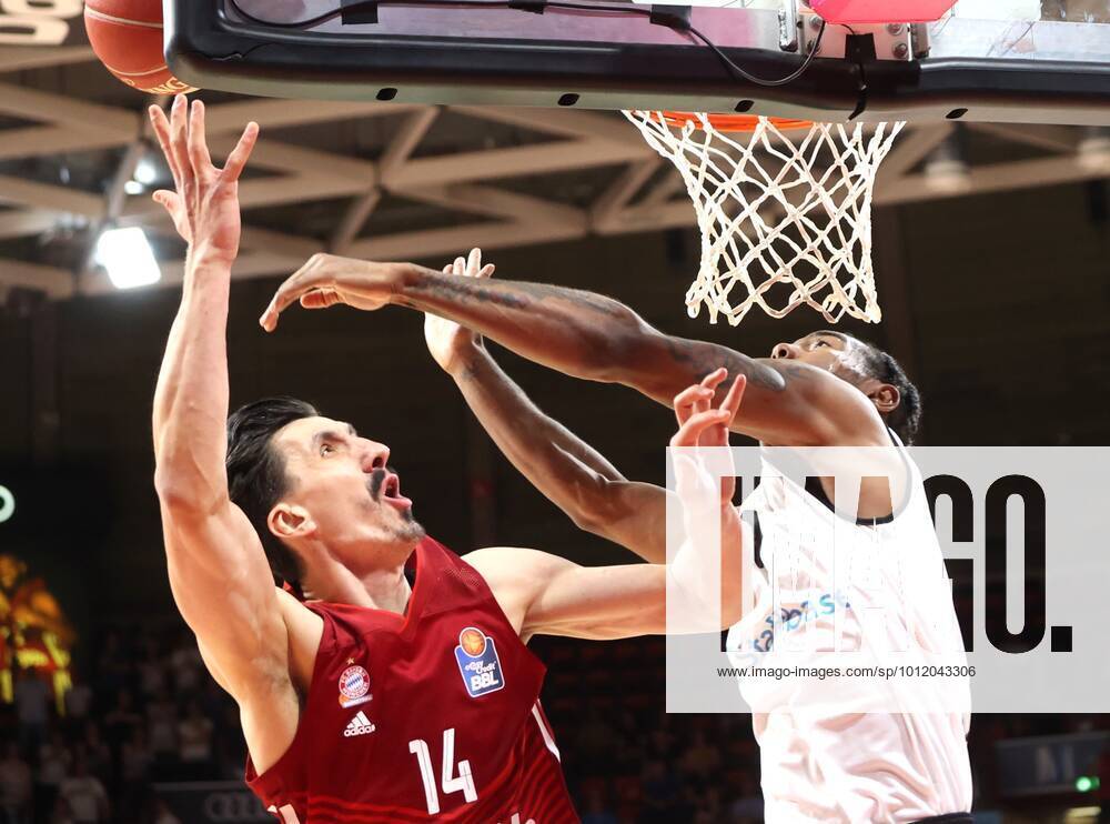 Bayerns 14 Nihad DJEDOVIC vs Chemnitz 52 LOCKETT Basketball Bundesliga, Bayern Basketball NINERS Chemnitz, 2021 2022 season, playoff quarterfinals, game 2 C Oryk HAIST x1DX31607x