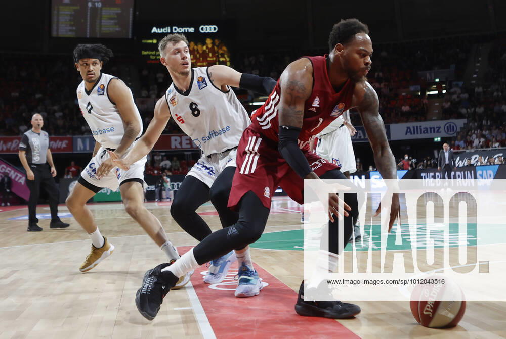 Play Off 2 FC Bayern Basketball vs Chemnitz, Audi Dome Munich, basketball, sports, in the picture Nelson Weidemann Chemnitz , Niklas Wimberg Chemnitz and Deshaun Thomas FCB Basketball