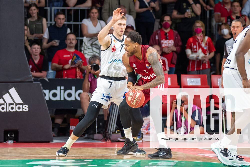 Jonas Richter 7 Niners Chemnitz , Thomas Deshaun 1 FC Bayern , FC Bayern Basketball vs Niners Chemnitz, easyCredit BBL Playoffs, Quarterfinals, 15 05 2022 Muenchen Bayern Germany