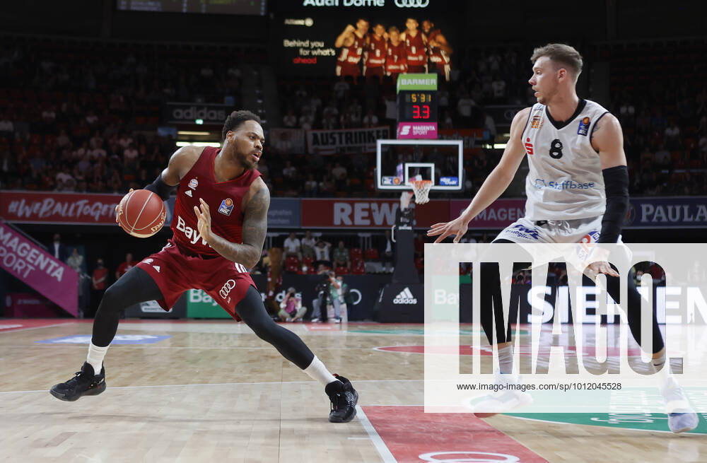 Play Off 2 FC Bayern Basketball vs Chemnitz, Audi Dome Munich, basketball, sports, in the picture Deshaun Thomas FCB Basketball vs Niklas Wimberg Chemnitz