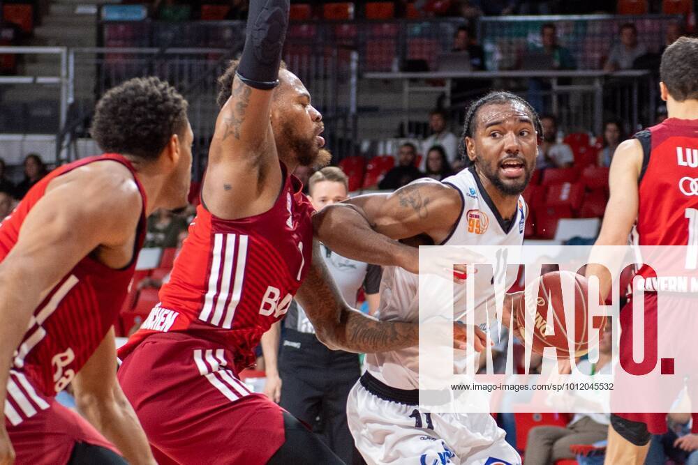 Thomas Deshaun 1 FC Bayern , Isiaha Mike 11 Niners Chemnitz , FC Bayern Basketball vs Niners Chemnitz, easyCredit BBL Playoffs, Quarterfinals, 15 05 2022 Muenchen Bayern Germany