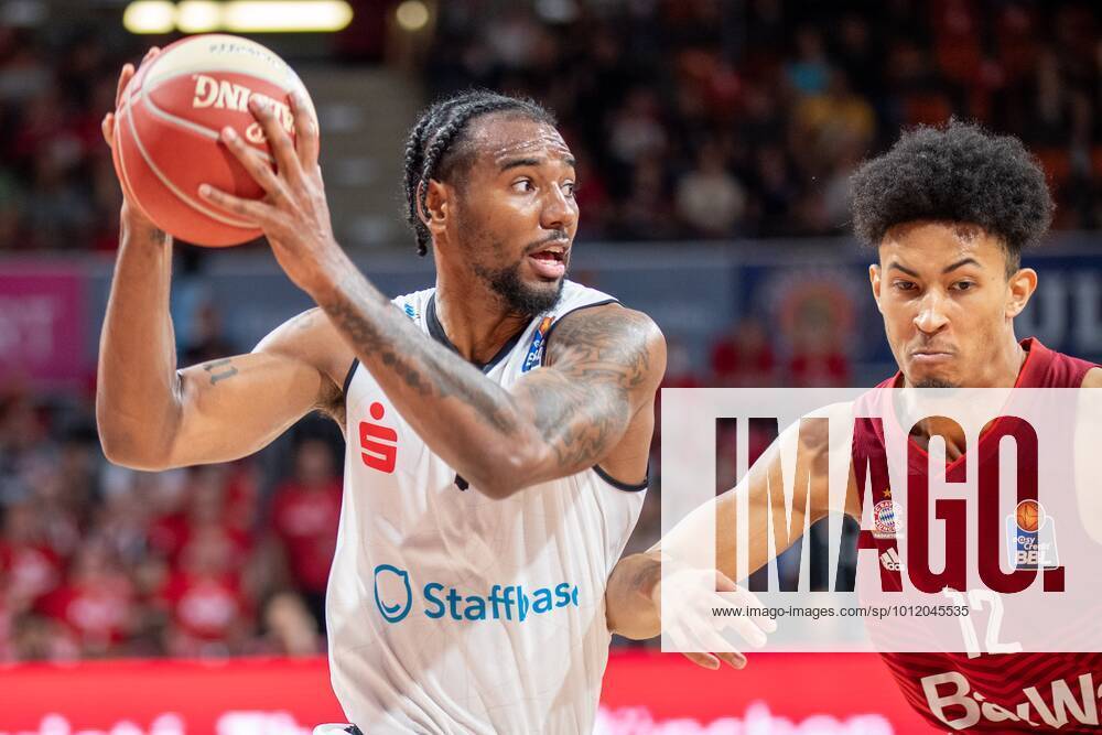 Isiaha Mike 11 Niners Chemnitz , Jason George 12 FC Bayern , FC Bayern Basketball vs Niners Chemnitz, easyCredit BBL Playoffs, Quarterfinals, 15 05 2022 Munich Bavaria Germany