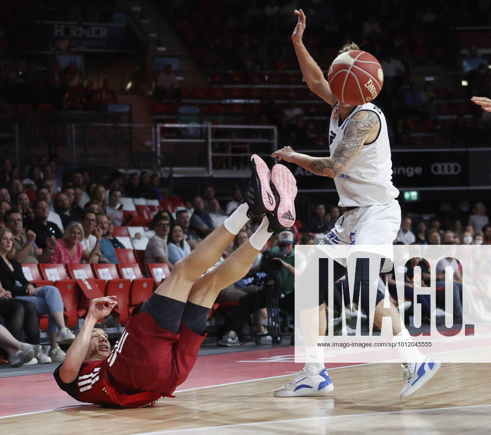 Play Off 2 FC Bayern Basketball vs Chemnitz, Audi Dome Munich, Basketball, Sports, in the picture Isiaha Mike Chemnitz vs Malte Ziegenhagen Chemnitz