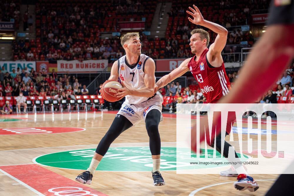 Jonas Richter 7 Niners Chemnitz , Leon Radosevic 43 FC Bayern , FC Bayern Basketball vs Niners Chemnitz, easyCredit BBL Playoffs, Quarterfinals, 15 05 2022 Munich Bavaria Germany