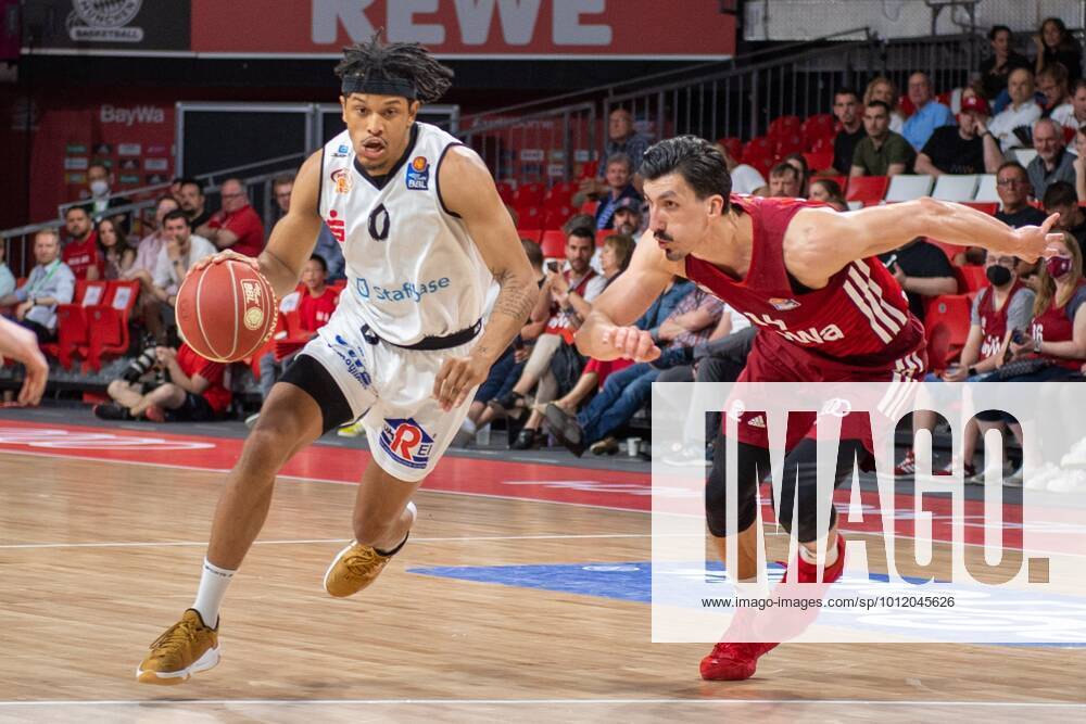 Nelson Weidemann 0 Niners Chemnitz , Nihad Dedovic 14 FC Bayern , FC Bayern Basketball vs Niners Chemnitz, easyCredit BBL Playoffs, Quarterfinals, 15 05 2022 Muenchen Bayern Germany