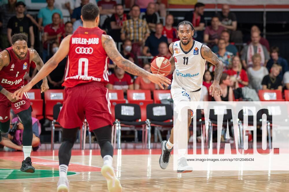 Nick Weiler Babb 0 FC Bayern , Isiaha Mike 11 Niners Chemnitz , FC Bayern Basketball vs Niners Chemnitz, easyCredit BBL Playoffs, Quarterfinals, 15 05 2022 Muenchen Bayern Germany