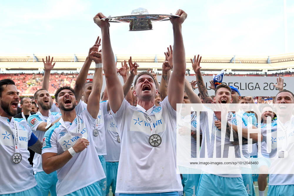 Simon TERODDE FC Schalke 04 with cup,championship cup,trophaee team photo,team,team photo,award ceremony,jubilation,joy,enthusiasm,football 2 Bundesliga season 2021 2022, 34 matchday, matchday34 1 FC Nuernberg FC Schalke 04 1 2, on 15 05 2022 , MAX MORLOCK STADIUM
