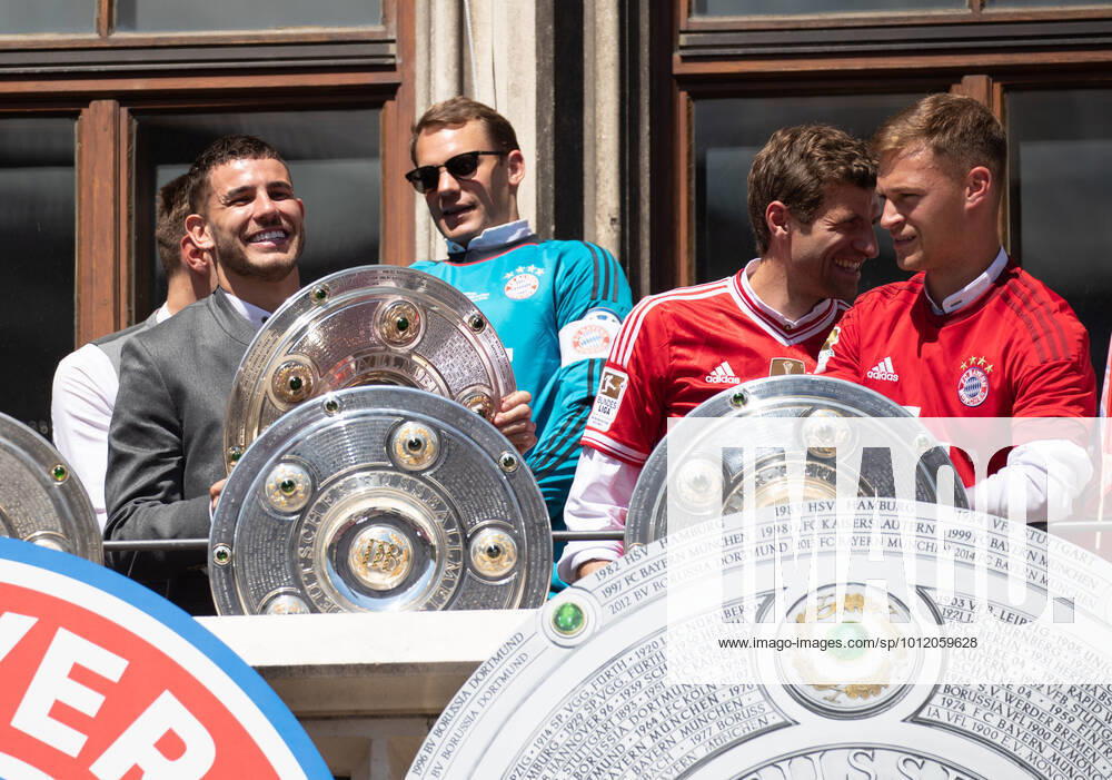 FC Bayern Meisterfeier Lucas Hernandez, Manuel Neuer, Thomas Müller, Joshua Kimmich bei der Meisterfeier des FC Bayern am Münchner Marienplatz nach dem zehnten Bundesligatitel in Folge am 15.5.2022. -- Lucas Hernandez, Manuel Neuer, Thomas Mueller, Joshua Kimmich at the celebrations of the FC Bayern Munich on May 15, 2022 on the Marienplatz in Munich, Germany. The FC Bayern won their 10th consecutive Bundesliga title. München Bayern Deutschland