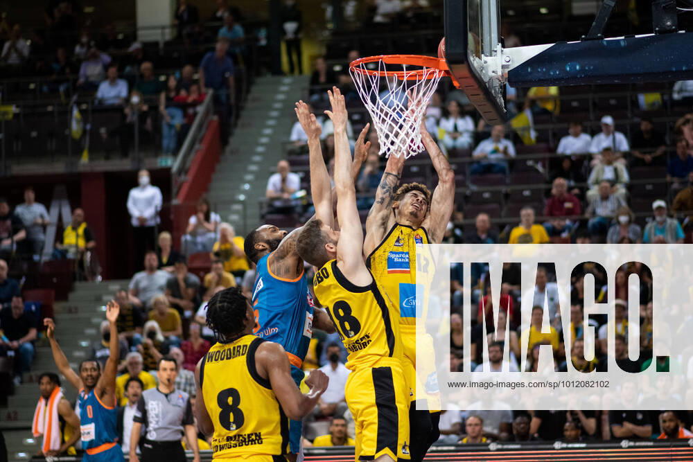 Jonas Wohlfarth Bottermann MHP Riesen Ludwigsburg , Jonah Radebaugh MHP Riesen Ludwigsburg at the basket, GER, MHP Riesen Ludwigsburg vs Ratiopharm Ulm, easycredit Basketball Bundesliga, playoff quarterfinal game 2, 17 05 2022, season 2021 2022 GER, MHP Riesen Ludwigsburg vs Ratiopharm Ulm, easycredit Basketball Bundesliga, playoff quarterfinal game 2, 17 05 2022, season 2021 2022