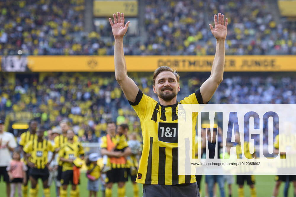 Soccer 1 Bundesliga, 34 match day, Borussia Dortmund Hertha BSC Berlin on 14 05 2022 at Signal Iduna Park in Dortmund North Rhine Westphalia Dortmund s Marcel Schmelzer is said goodbye, thanks the fans, DFL REGULATES PROHIBIT ANY USE OF PHOTOGRAPHS AS IMAGE SEQUENCES AND OR QUASI VIDEO
