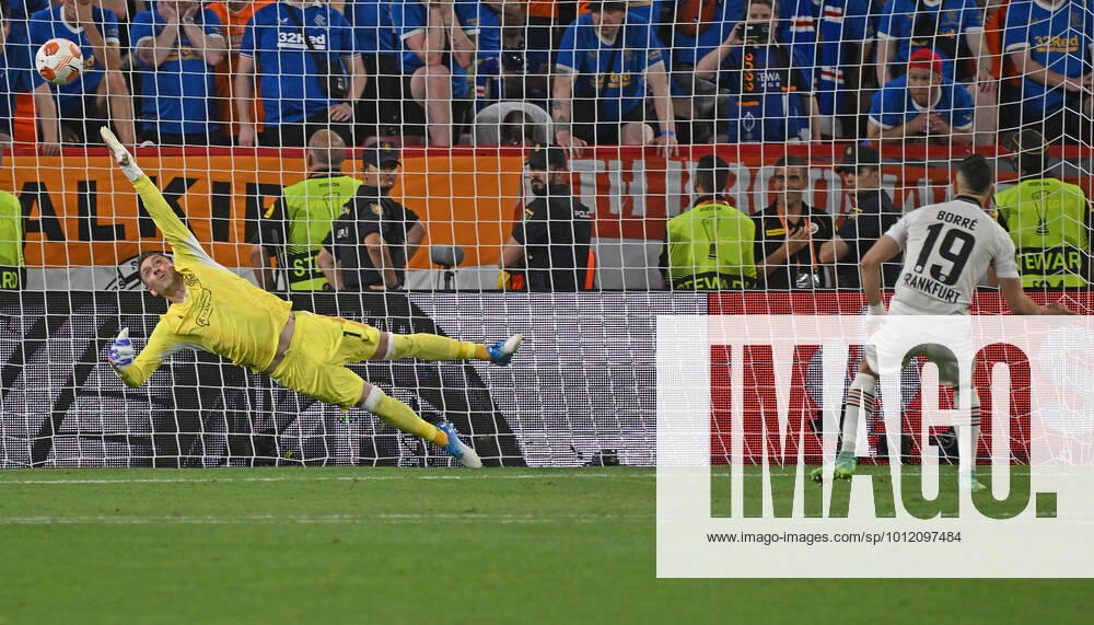 football UEFA Europa League final 2022, Eintracht Frankfurt Glasgow Rangers, v l Rafael Borre, Rafael Santos Borre Maury Eintracht Frankfurt converts the decisive penalty Allan McGregor Glasgow Rangers Sevilla