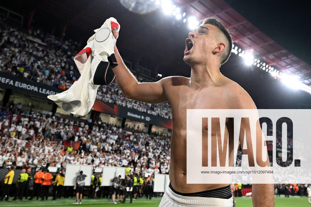 football UEFA Europa League Final 2022, Eintracht Frankfurt Glasgow Rangers, v l jubilation joy of winning the Europa League at Eintracht Frankfurt Rafael Borre, Rafael Santos Borre Maury Eintracht Frankfurt Sevilla