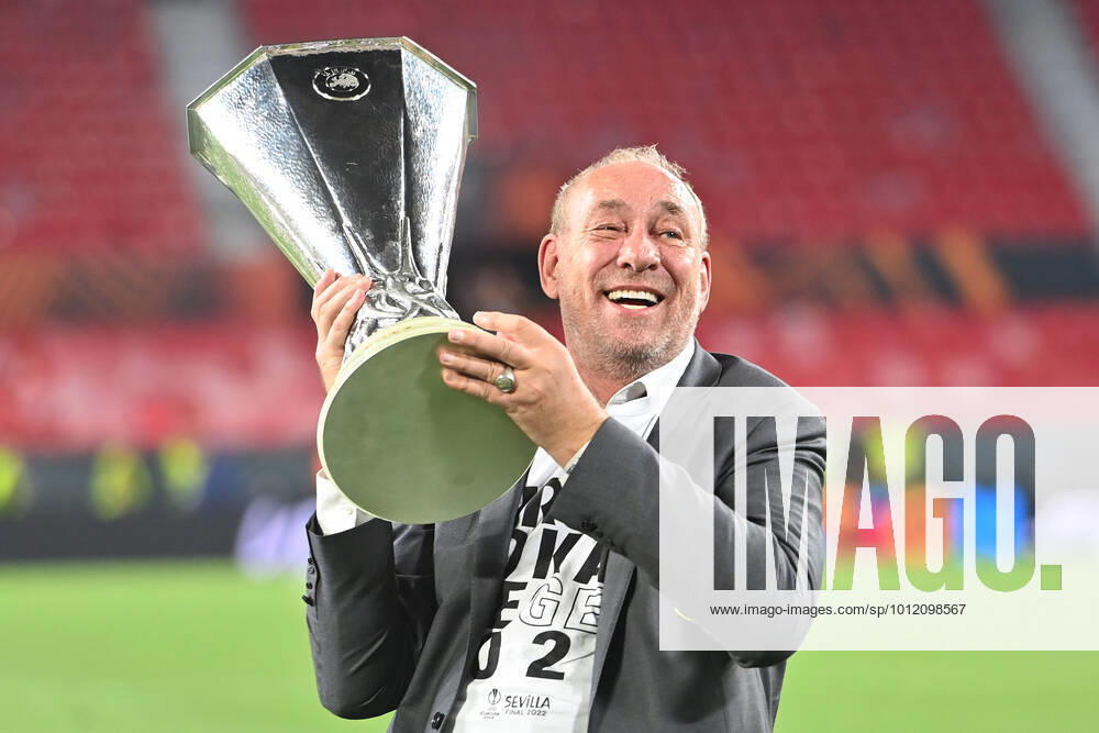 Peter FISCHER president F, with cup, trophy, single picture, cut single motive, half figure, half figure football Europe League, final Eintracht Frankfurt Glasgow Rangers 5 4 i E on 18 05 2022 in Sevilla Estadio Ramon Sanchez Pizjuan