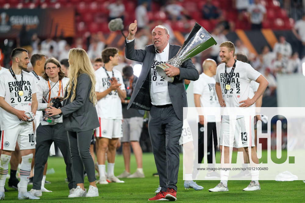 Peter Fischer with the cup, Eintracht Frankfurt vs Glasgow Rangers, football, Europa League, final, season 2021 2022, 18 05 2022, Eintracht Frankfurt vs Glasgow Rangers, football, Europa League, final, season 2021 2022, 18 05 2022 Seville