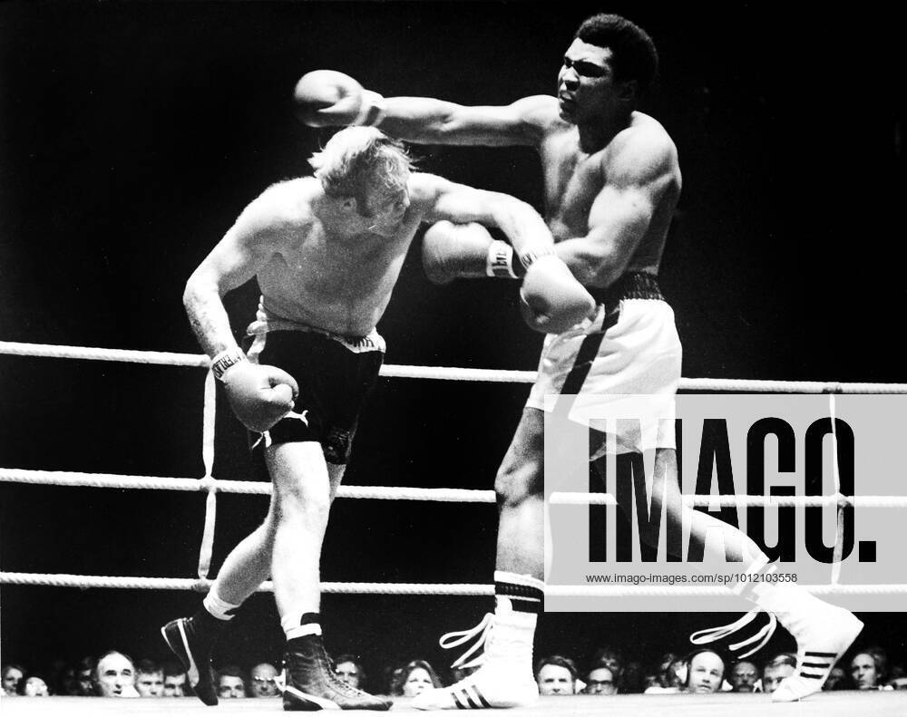 Muhammad Ali is declared the victor after a bloody heavyweight battle with Henry Cooper in London, England., Muhammad Ali, Henry Cooper Wembley Stadium, London, UK, VM SPO Muhammad Ali Richard Dunn 2.jpg, Muhammad Ali, Henry Cooper, boxing, heavyweight, knockout, blood, Wembley Stadium, London, UK