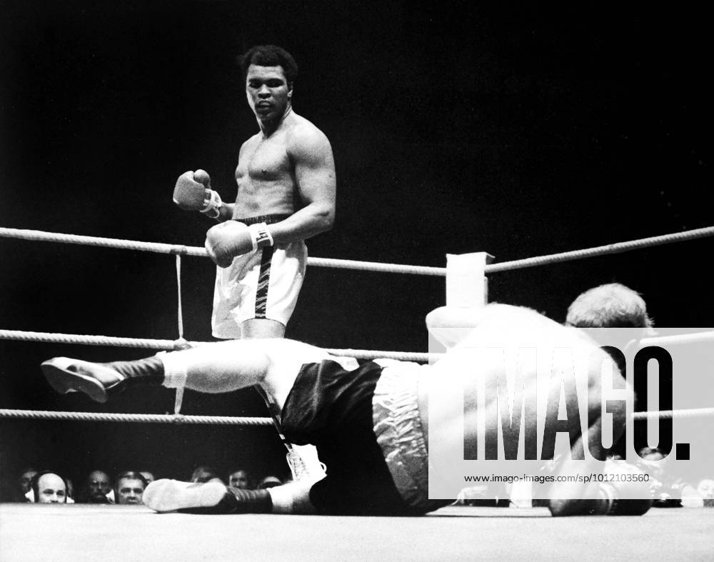 Muhammad Ali is declared the victor after a bloody heavyweight battle with Henry Cooper in London, England., Muhammad Ali, Henry Cooper Wembley Stadium, London, UK, VM SPO Muhammad Ali Richard Dunn 4.jpg, Muhammad Ali, Henry Cooper, boxing, heavyweight, knockout, blood, Wembley Stadium, London, UK
