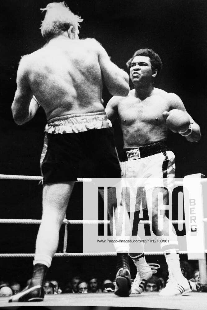 Muhammad Ali is declared the victor after a bloody heavyweight battle with Henry Cooper in London, England., Muhammad Ali, Henry Cooper Wembley Stadium, London, UK, VM SPO Muhammad Ali Richard Dunn 5.jpg, Muhammad Ali, Henry Cooper, boxing, heavyweight, knockout, blood, Wembley Stadium, London, UK