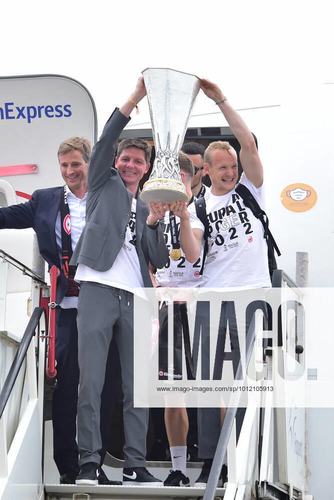 football UEFA Europa League, Eintracht Frankfurt arrival at airport, v l Glasner, Oliver coach Eintracht Frankfurt , Rode, Sebastian 17 Eintracht Frankfurt , Pokal, Trophaee, Trophy Frankfurt am Main