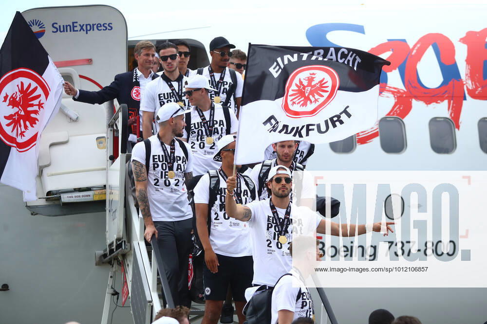 Eintracht Frankfurt team disembarks from the plane after landing at Frankfurt airport landing, arrival, reception and celebration of Europa League winner Eintracht Frankfurt, football 19 05 2022 landing, arrival, reception and celebration of Europa League winner Eintracht Frankfurt, football 19 05 2022 Frankfurt