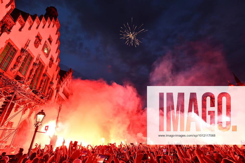football UEFA Europa League, Eintracht Frankfurt reception at Römer, v l The players celebrate with the fans on the balcony, fireworks, Bengalos mood party DFL DFB REGULATIONS PROHIBIT ANY USE OF PHOTOGRAPHS AS IMAGE SEQUENCES AND OR QUASI VIDEO Frankfurt am Main