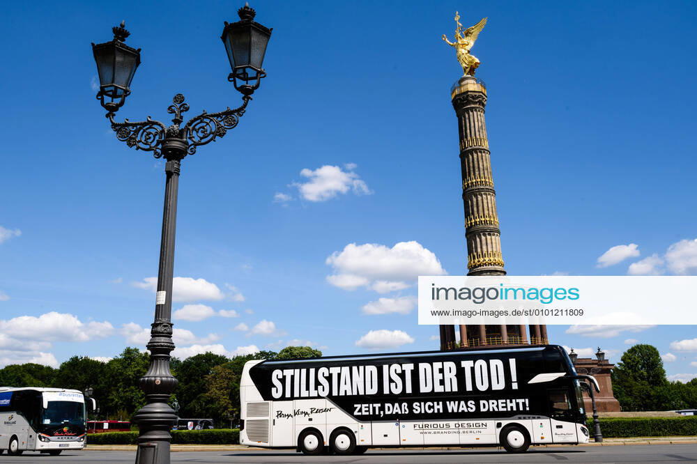 Busses can be seen in front of the Victory Column in central Berlin. Several nationwide associations of German bus and coach companies have called for a nationwide protest under the motto Action day to save the bus and coach companies . With their campaign, bus drivers and bus companies want to draw attention to a dramatic economic situation in the industry as a result of the Corona crisis. Due to the corona pandemic, the federal states had banned domestic bus travel in March, and a travel warning issued by the Foreign Office is still issued for foreign travel until June, 14th. Berlin Germany - ZUMAs172 20200527_zap_s172_001