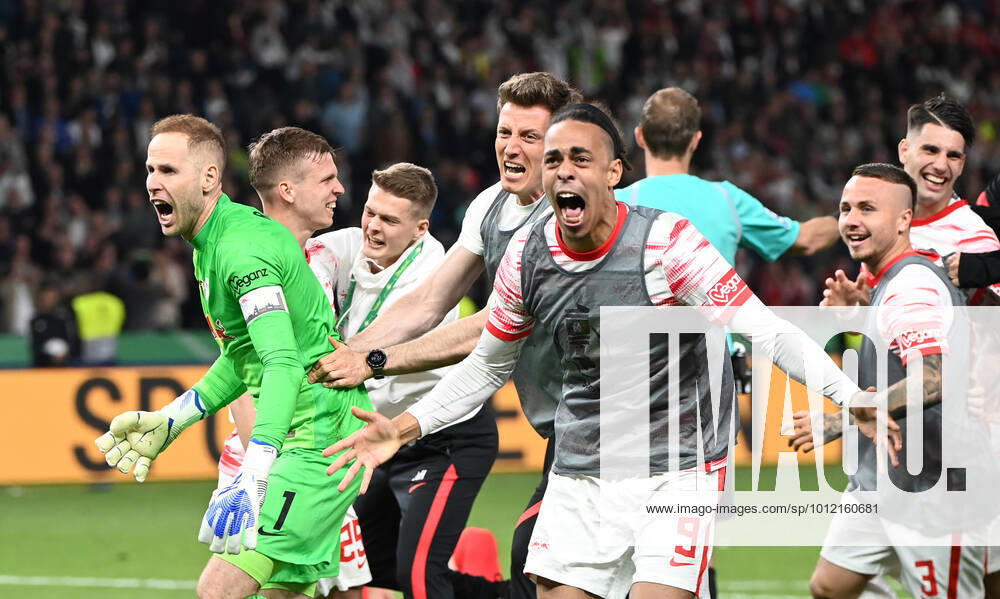 Football, men, season 2021 2022, 79 final for the DFB Cup in Berlin, SC Freiburg RB Leipzig, f l goalkeeper Peter Gulacsi RB Leipzig , Yussuf Poulsen RB Leipzig , Angelino RB Leipzig , cheering after the final whistle, 21 05 2022,