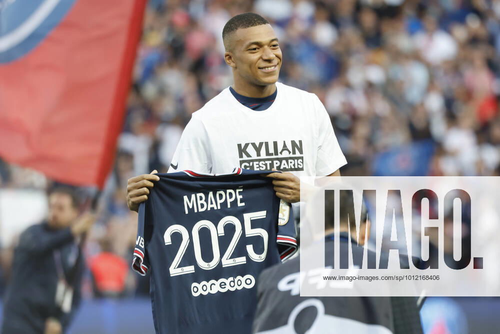 (220522) -- PARIS, May 22, 2022 -- Paris Saint-Germain s French forward Kylian Mbappe poses after the announcement he staying at PSG until 2025, before the French L1 football match between Paris Saint-Germain (PSG) and Metz at the Parc des Princes stadium in Paris on May 21, 2022. (Photo by Rit Heise Xinhua) (SP)FRANCE-PARIS-FOOTBALL-KYLIAN MBAPPE RxItHeinzegaojing