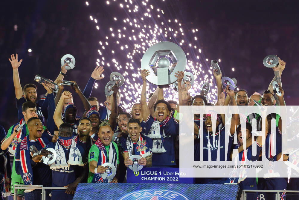 The players of Paris lift the Champion s trophy at the end of the match between PSG and FC Metz at the Parc des Princes, in Paris on May 21st 2022. JulienxMattiax Pictorium LePictorium_0263441