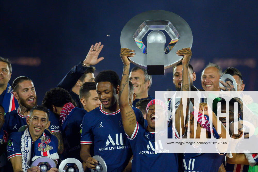 The players of Paris lift the Champion s trophy at the end of the match between PSG and FC Metz at the Parc des Princes, in Paris on May 21st 2022. JulienxMattiax Pictorium LePictorium_0263444