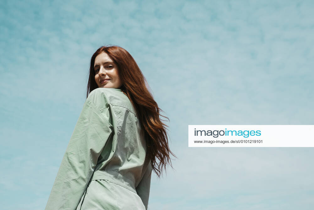 Portrait of redheaded young woman against sky model released Symbolfoto AFVF06143