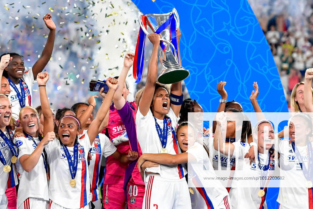FC Barcelona, Barca v Olympique Lyon, UEFA Women?s Champions League final, football, Turin, Italy Turin, Italy. 21st, May 2022. Captain Wendie Renard (3) and the team of Olympique Lyon can raise the trophy in joy after winning UEFA Women?s Champions League final between Barcelona and Olympique Lyon at Juventus Stadium in Turin. Turin Italy