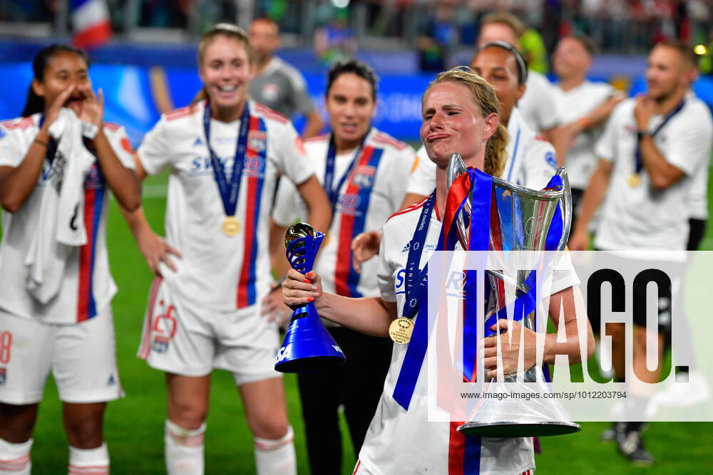 FC Barcelona, Barca v Olympique Lyon, UEFA Women?s Champions League final, football, Turin, Italy Turin, Italy. 21st, May 2022. Amandine Henry (6) of Olympique Lyon won the Player of the Match trophy and is celebrating after the UEFA Women?s Champions League final between Barcelona and Olympique Lyon at Juventus Stadium in Turin. Turin Italy